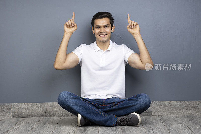 男人盘腿坐在地板上的stock photo